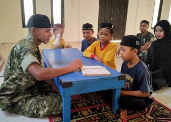 anggota Satgas TMMD Kodim 1016/Plk pada Selasa sore (20/10/2026) menyempatkan diri untuk mengajar mengaji anak-anak di lokasi TMMD jalan Victoria Kelurahan Bukit Tunggal Palangka Raya.