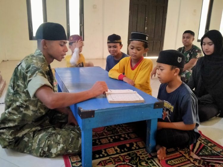 anggota Satgas TMMD Kodim 1016/Plk pada Selasa sore (20/10/2026) menyempatkan diri untuk mengajar mengaji anak-anak di lokasi TMMD jalan Victoria Kelurahan Bukit Tunggal Palangka Raya.