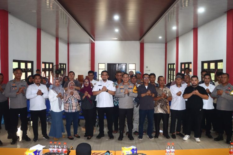 Kapolres Kotim AKBP I Kadek Dwi Yoga Sidhimantra W, S.H., S.I.K., M.M. Melaksanakan kegiatan silaturahmi bersama masyarakat di Kelurahan Baamang Barat, Jalan Wengga Metropolitan, Kecamatan Baamang. Rabu (21/10/2026) Pagi.