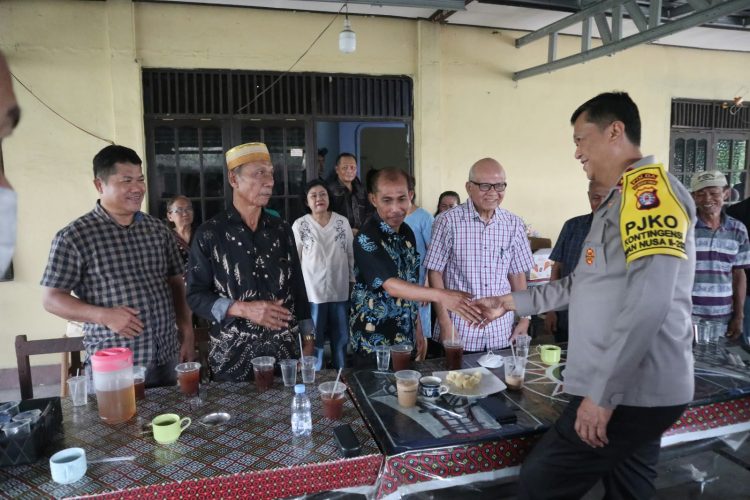 Kapolda Kalimantan Tengah (Kalteng) Irjen Pol Iwan Kurniawan melaksanakan sambang kamtibmas dengan mengunjungi dan ngobol santai bersama warga Toraja di Jalan Brokoli V No. 1, Kota Palangka Raya, Rabu (21/10/2026).
