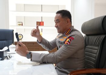 Melalui sambungan telepon, Kapolri menyampaikan apresiasi atas dedikasi Iptu Agus dan seluruh personel yang terus berjuang di lapangan untuk mengatasi karhutla.