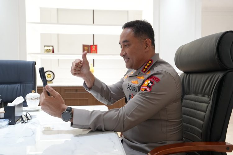 Melalui sambungan telepon, Kapolri menyampaikan apresiasi atas dedikasi Iptu Agus dan seluruh personel yang terus berjuang di lapangan untuk mengatasi karhutla.