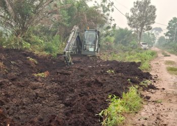 anggota Satgas TNI Manunggal Membangun Desa (TMMD) ke - 130 Kodim 1016/Plk pada Rabu (21/10/2026) terus kebut pengerjaan drainase bersama masyarakat.