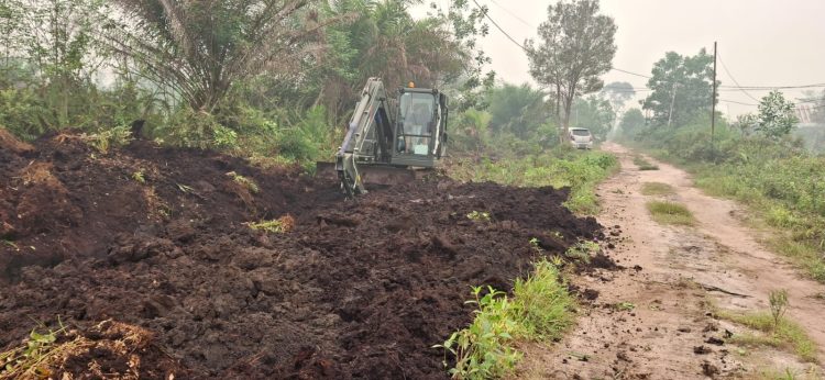 anggota Satgas TNI Manunggal Membangun Desa (TMMD) ke - 130 Kodim 1016/Plk pada Rabu (21/10/2026) terus kebut pengerjaan drainase bersama masyarakat.