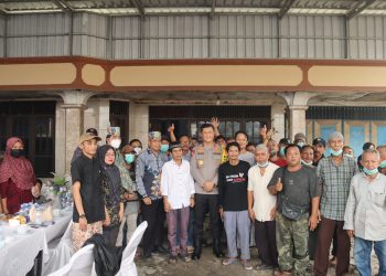Kapolda Kalimantan Tengah Irjen Pol Iwan Kurniawan, S.I.K., M.Si., didampingi Wadirbinmas berdialog langsung dengan masyarakat dalam kegiatan bertajuk "Polisi Peduli Pengangguran" (Poliran) di rumah H. Ibam, Jalan dr. Murjani Nomor 46, Palangka Raya, Kamis (22/10/2026).