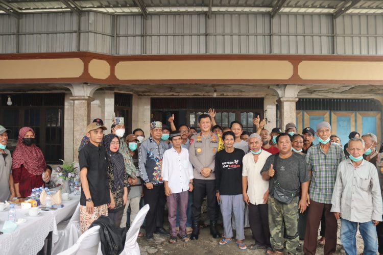 Kapolda Kalimantan Tengah Irjen Pol Iwan Kurniawan, S.I.K., M.Si., didampingi Wadirbinmas berdialog langsung dengan masyarakat dalam kegiatan bertajuk "Polisi Peduli Pengangguran" (Poliran) di rumah H. Ibam, Jalan dr. Murjani Nomor 46, Palangka Raya, Kamis (22/10/2026).