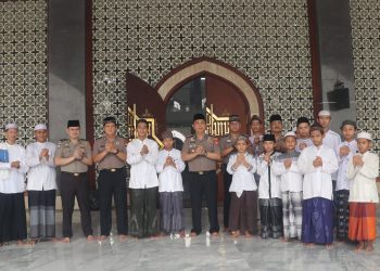 Suasana hangat terlihat saat Kapolresta berfoto bersama para santri dan bersenda gurau dengan mereka