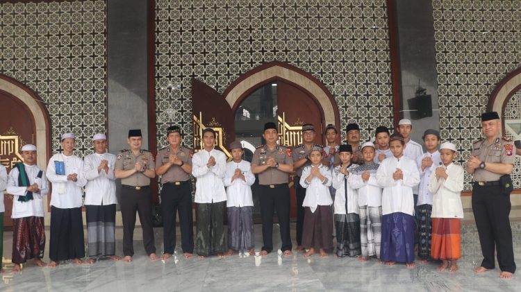 Suasana hangat terlihat saat Kapolresta berfoto bersama para santri dan bersenda gurau dengan mereka