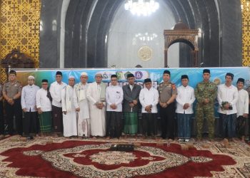 Kapolresta Palangka Raya Kombes Pol Andiyatna, S.I.K., M.H. mengikuti kegiatan istighotsah di Masjid Agung Kubah Kecubung Darurrahman dalam rangka memperingati Hari Santri Nasional.