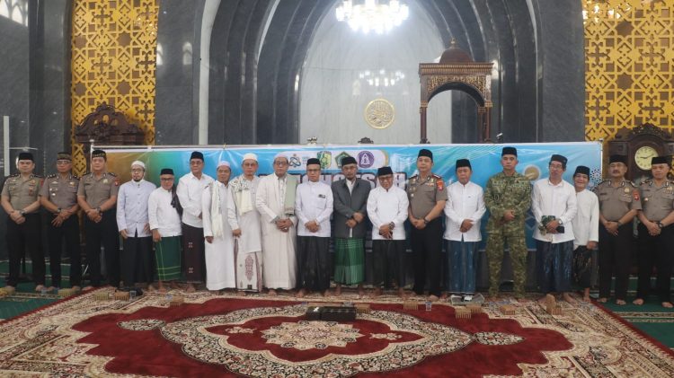 Kapolresta Palangka Raya Kombes Pol Andiyatna, S.I.K., M.H. mengikuti kegiatan istighotsah di Masjid Agung Kubah Kecubung Darurrahman dalam rangka memperingati Hari Santri Nasional.
