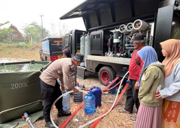personel Satbrimob Polda Kalimantan Tengah melaksanakan kegiatan pendistribusian air bersih kepada masyarakat di Desa Sidomulyo, Kecamatan Bukit Batu, Kota Palangka Raya, Kamis (22/10/2026).