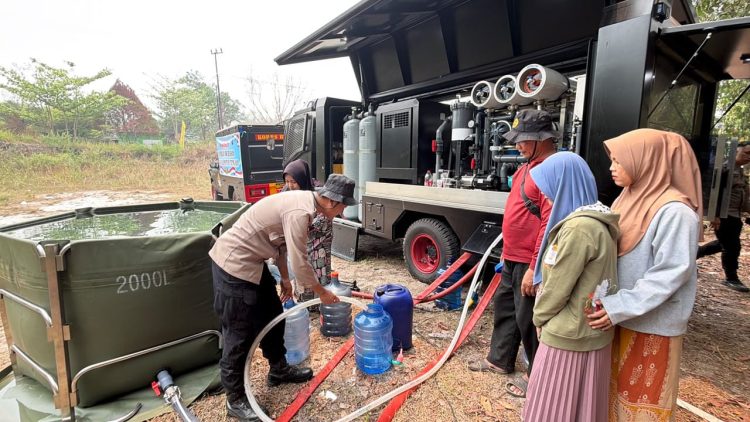 personel Satbrimob Polda Kalimantan Tengah melaksanakan kegiatan pendistribusian air bersih kepada masyarakat di Desa Sidomulyo, Kecamatan Bukit Batu, Kota Palangka Raya, Kamis (22/10/2026).