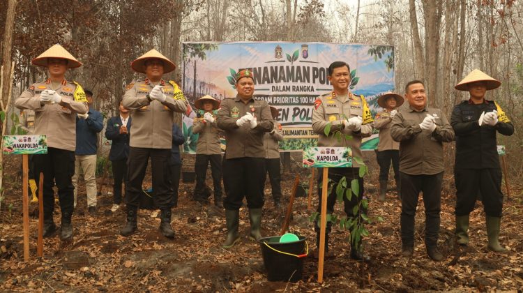 Kegiatan penghijauan tersebut dipimpin langsung Kapolda Kalteng Irjen Pol Iwan Kurniawan, bersama Wakapolda Brigjen Pol Dr. Hendra Wirawan, pejabat utama Polda Kalteng, Balai Taman Nasional Sebangau, serta Dinas Kehutanan Provinsi dan Kota Palangka Raya.
