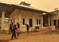 anggota Satgas TNI Manunggal Membangun Desa (TMMD) ke-130 Kodim 1016/Plk melaksanakan kegiatan gotong royong membersihkan Mushola Nurul Jannah bersama warga di lokasi pelaksanaan TMMD jalan Victoria Kelurahan Bukit Tunggal, Palangka Raya, Jumat (23/10/2026).