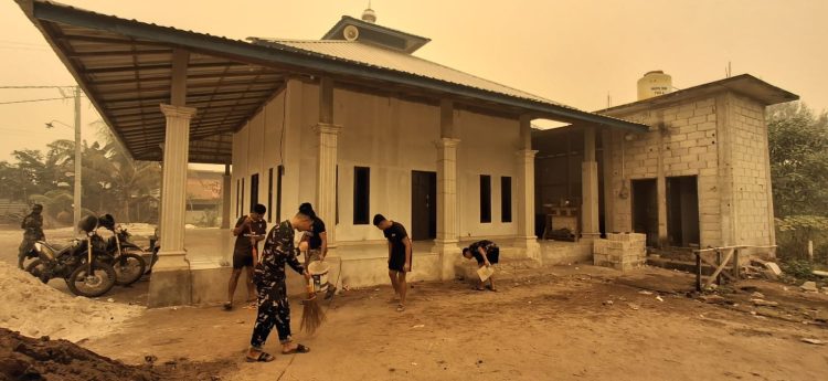 anggota Satgas TNI Manunggal Membangun Desa (TMMD) ke-130 Kodim 1016/Plk melaksanakan kegiatan gotong royong membersihkan Mushola Nurul Jannah bersama warga di lokasi pelaksanaan TMMD jalan Victoria Kelurahan Bukit Tunggal, Palangka Raya, Jumat (23/10/2026).