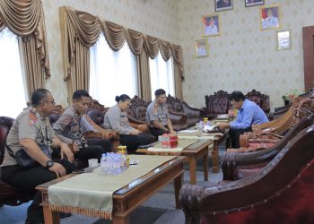 Direktorat Pembinaan Masyarakat (Ditbinmas) Polda Kalimantan Tengah melaksanakan audiensi bersama Bupati Seruyan di Kantor Bupati Seruyan, Jumat (23/10/2026)