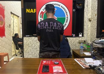 Pelaku seorang pengedar sabu Sdr. S, 43 tahun, Laki-laki di Jl. Ir. H. Juanda Desa Telaga Baru, Kec. Mentawa Baru Ketapang tak berkutik saat dibekuk Satresnarkoba Polres Kotim, pada Rabu tanggal 21 Oktober 2026 sekitar jam 13.00 WIB.