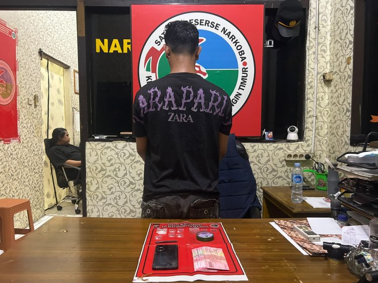 Pelaku seorang pengedar sabu Sdr. S, 43 tahun, Laki-laki di Jl. Ir. H. Juanda Desa Telaga Baru, Kec. Mentawa Baru Ketapang tak berkutik saat dibekuk Satresnarkoba Polres Kotim, pada Rabu tanggal 21 Oktober 2026 sekitar jam 13.00 WIB.