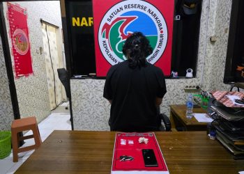 Pelaku atas nama R W, laki laki, 45 Th pada hari Senin tanggal 21 Oktober 2026 sekitar jam 14.00 WIB di Jalan Dewi Sartika RT.001 RW.001 Kelurahan Telaga Baru, Kecamatan Mentawa Baru Ketapang, Kabupaten Kotawaringin Timur, Prov. Kalteng.
