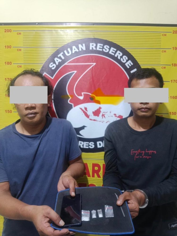 kedua tersangka yakni ATB (33) dan IB (44). Keduanya ditangkap di dua lokasi yang berbeda.
