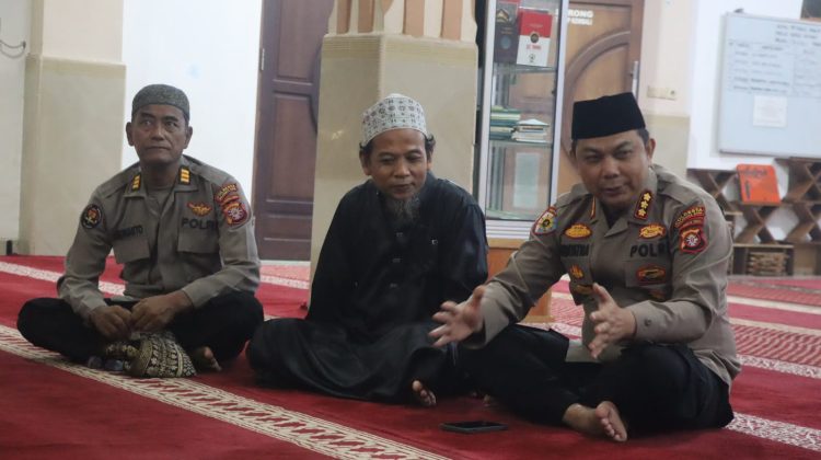 Kapolresta Palangka Raya bersama pejabat utama (PJU) dan personel melaksanakan kegiatan Subuh Keliling di Masjid Nurul Jannah, Jalan Nomor 25, Palangka Raya,
