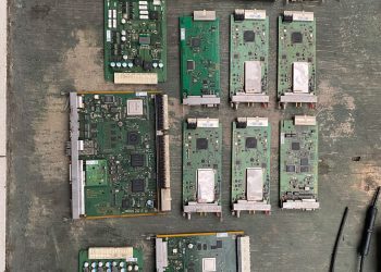 Polisi melakukan penyitaan terhadap sejumlah barang bukti, di antaranya perangkat modem, aki, panel surya, sepeda motor, serta peralatan yang diduga digunakan untuk melakukan pencurian.