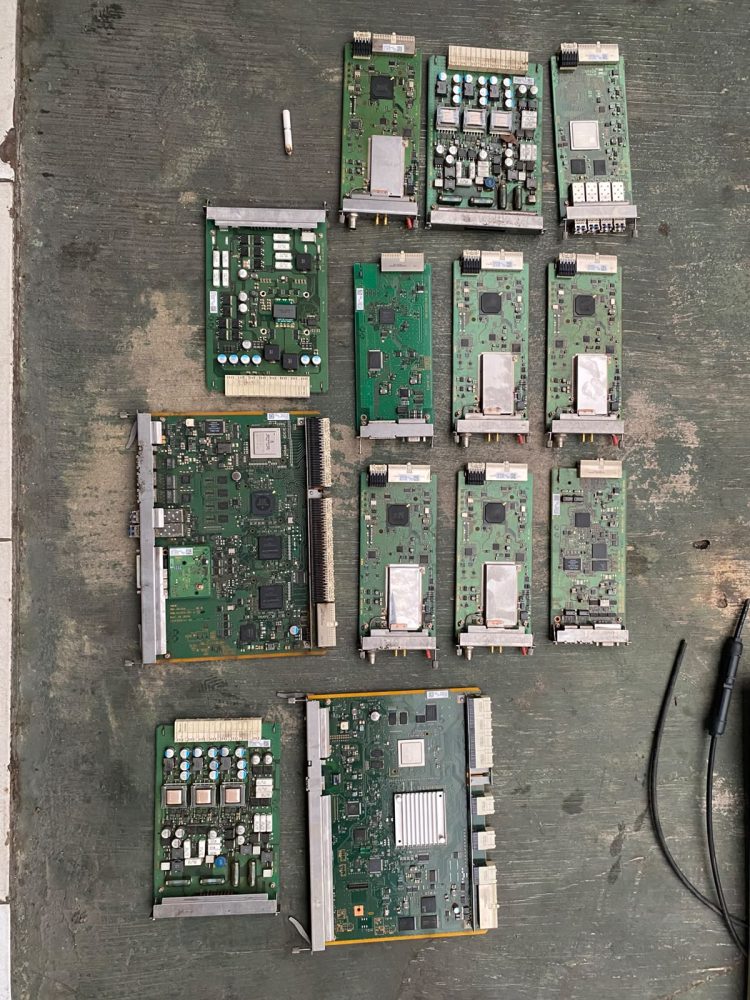 Polisi melakukan penyitaan terhadap sejumlah barang bukti, di antaranya perangkat modem, aki, panel surya, sepeda motor, serta peralatan yang diduga digunakan untuk melakukan pencurian.