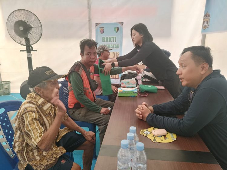 Polda Kalimantan Tengah (Kalteng) bersama Pusdokkes Polri menghadirkan layanan rumah oksigen gratis bagi masyarakat yang membutuhkan, berlokasi di Pasar Kahayan, Kota Palangka Raya, Minggu (25/10/2026).