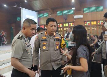 Kapolresta Palangka Raya Kombes Pol. Andiyatna, S.I.K., M.H., memberikan edukasi tentang bahaya judi daring dan penipuan kepada jemaat Gereja HKBP Ress di Jalan RTA Milono, Kota Palangka Raya,