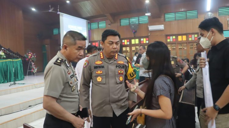 Kapolresta Palangka Raya Kombes Pol. Andiyatna, S.I.K., M.H., memberikan edukasi tentang bahaya judi daring dan penipuan kepada jemaat Gereja HKBP Ress di Jalan RTA Milono, Kota Palangka Raya,