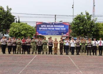 Apel gelar pasukan dipimpin langsung oleh Kapolres Dairi, AKBP Otniel Siahaan, S.I.K., M.I.K., dengan Perwira Apel Kasat Lantas Polres Dairi IPTU Rotua Sipayung, S.H., serta Komandan Apel KBO Sat Lantas Polres Dairi IPDA Sihar Sitompul.