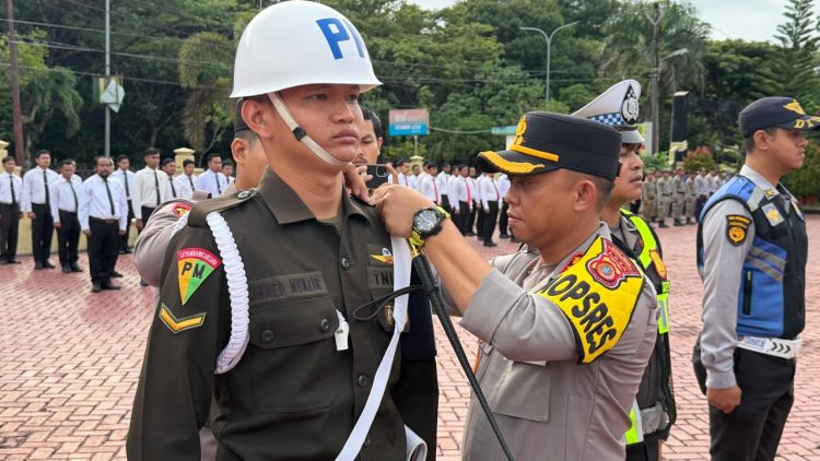 Kapolres Nagan Raya AKBP Muhamad Taufiq, S.I.K., M.H., memimpin Apel Gelar Pasukan Operasi Patuh Seulawah 2026 di halaman apel Polres Nagan Raya, Senin (26/10/2026) pukul 08.00 WIB