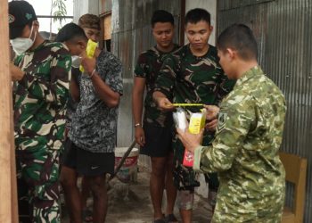anggota Satgas TMMD Kodim 1016/Plk menerima dukungan kesehatan dari komando atas berupa vitamin, obat-obatan, dan masker di lokasi pelaksanaan TMMD jalan Victoria Palangka Raya Senin (26/10/2026).