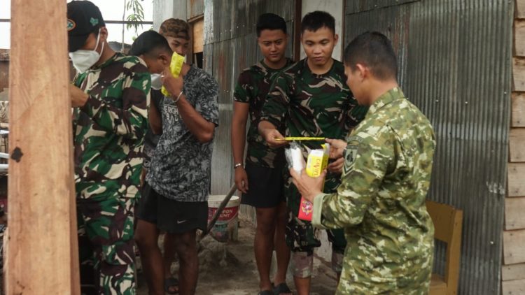 anggota Satgas TMMD Kodim 1016/Plk menerima dukungan kesehatan dari komando atas berupa vitamin, obat-obatan, dan masker di lokasi pelaksanaan TMMD jalan Victoria Palangka Raya Senin (26/10/2026).