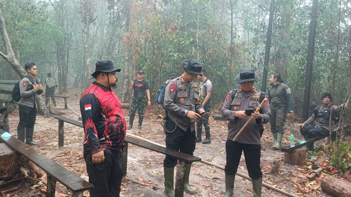 Dansatbrimob Polda Kalteng, Kombes Pol. Dieno Hendro Widodo, S.I.K., M.H., bersama personel Satbrimob, Dinas Kehutanan Kabupaten Kotawaringin Barat, serta Masyarakat Peduli Api (MPA) Sekonyer turun langsung untuk memastikan kondisi lahan yang sebelumnya terbakar.