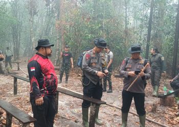 Dansatbrimob Polda Kalteng, Kombes Pol. Dieno Hendro Widodo, S.I.K., M.H., bersama personel Satbrimob, Dinas Kehutanan Kabupaten Kotawaringin Barat, serta Masyarakat Peduli Api (MPA) Sekonyer turun langsung untuk memastikan kondisi lahan yang sebelumnya terbakar.