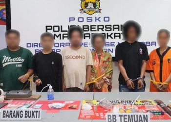 Personel gabungan berhasil mengamankan enam (6) orang pelaku tindak pidana narkoba beserta barang bukti sebanyak 56 paket narkoba jenis sabu.