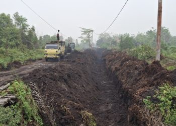 Satgas TNI Manunggal Membangun Desa (TMMD) ke - 130 Kodim 1016/Plk terus mempercepat pengerjaan sasaran fisik berupa pembangunan drainase di jalan Victoria 1 Kelurahan Bukit Tunggal Kecamatan Jekan Raya, Palangka Raya, Selasa (27/10/2026).