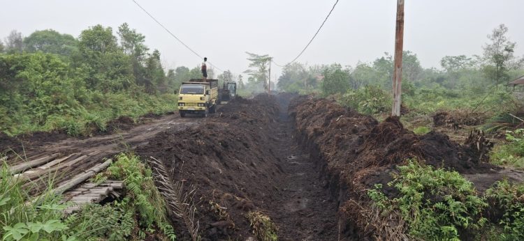 Satgas TNI Manunggal Membangun Desa (TMMD) ke - 130 Kodim 1016/Plk terus mempercepat pengerjaan sasaran fisik berupa pembangunan drainase di jalan Victoria 1 Kelurahan Bukit Tunggal Kecamatan Jekan Raya, Palangka Raya, Selasa (27/10/2026).
