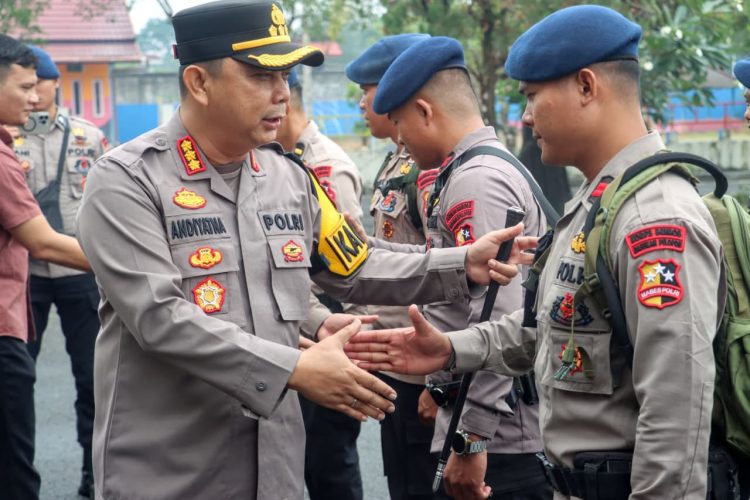Kapolresta Palangka Raya, Polda Kalteng, Kombes Pol. Andiyatna, S.I.K., M.H. menyambut hangat kedatangan 25 Personel Bawah Kendali Operasi (BKO) dari Korbrimob Polri