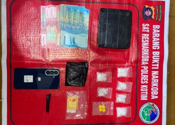 Barang Bukti Yang Diamankan berupa 6 (enam) bungkus plastik klip kecil berisi sabu dengan berat kotor 30,60 gram, 4 (empat) butir tablet diduga ekstasi dengan berat kotor 1,61 gram, 10 (sepuluh) lembar plastik klip kosong, 1 (satu) buah kotak plastik warna pink yang dibalut lakban hitam, Uang tunai sebanyak Rp. 2.000.000,- (dua juta rupiah), 1 (satu) buah HP dan barang bukti lainnya yang ada kaitannya dengan kejadian tersebut