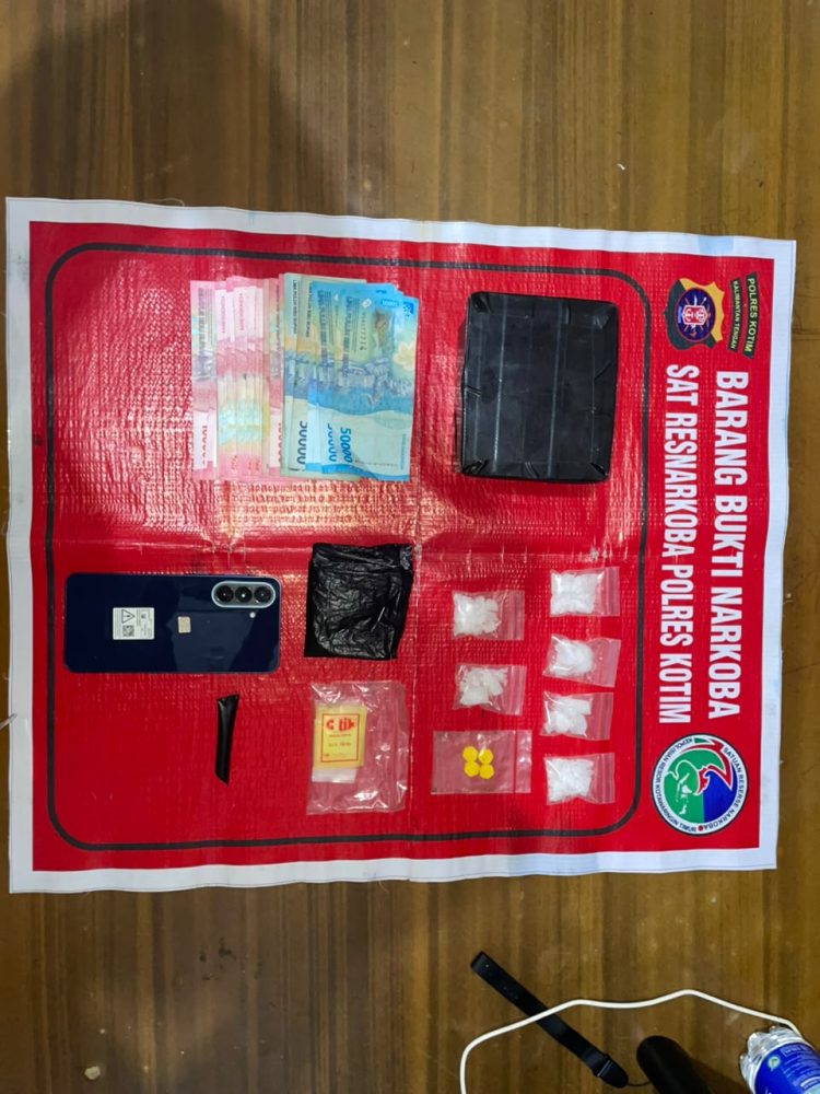 Barang Bukti Yang Diamankan berupa 6 (enam) bungkus plastik klip kecil berisi sabu dengan berat kotor 30,60 gram, 4 (empat) butir tablet diduga ekstasi dengan berat kotor 1,61 gram, 10 (sepuluh) lembar plastik klip kosong, 1 (satu) buah kotak plastik warna pink yang dibalut lakban hitam, Uang tunai sebanyak Rp. 2.000.000,- (dua juta rupiah), 1 (satu) buah HP dan barang bukti lainnya yang ada kaitannya dengan kejadian tersebut