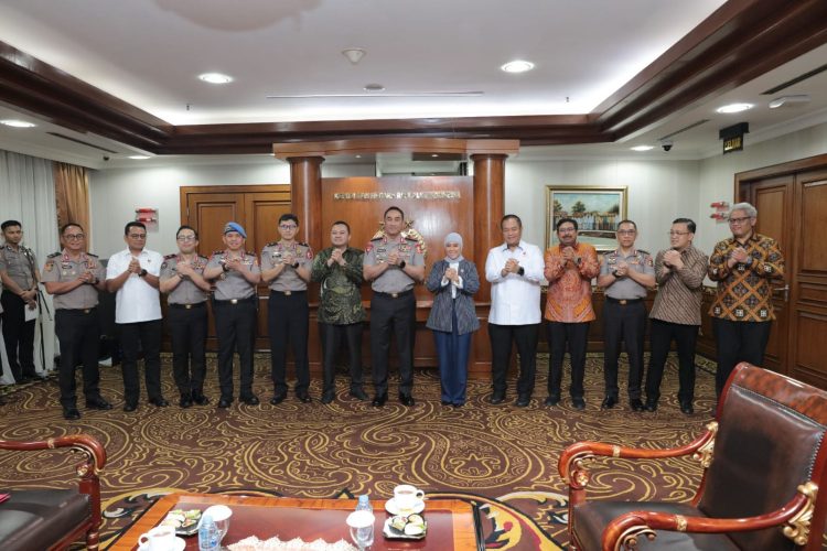 Kapolri Jenderal Polisi Suyudi Ario Seto menerima audiensi Menteri Komunikasi dan Digital Republik Indonesia Meutya Viada Hafid di Mabes Polri, Jakarta Selatan, Selasa (27/10/2026).