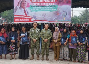Komandan Kodim 1016/Plk Kolonel Inf Kurniawan Agung Sancoyo, S.E., M.Han.mendampingi Pangdam XXII/TB Mayjen TNI Zainul Arifin, S.A.P., M.Sc.dalam kegiatan pembagian Bantuan Presiden (Banpres) kepada masyarakat