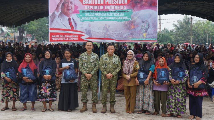 Komandan Kodim 1016/Plk Kolonel Inf Kurniawan Agung Sancoyo, S.E., M.Han.mendampingi Pangdam XXII/TB Mayjen TNI Zainul Arifin, S.A.P., M.Sc.dalam kegiatan pembagian Bantuan Presiden (Banpres) kepada masyarakat