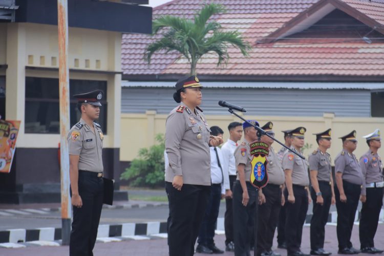 Kapolres Seruyan AKBP Gusti Agung Ayu Udayani Addi, S.H., S.I.K., memimpin upacara peringatan Hari Sumpah Pemuda ke-98 di halaman apel Polres Seruyan