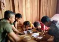 anggota Satgas TMMD ke - 130 Kodim 1016/Plk menyempatkan diri membantu mengajar anak dari keluarga penerima manfaat program tersebut. 