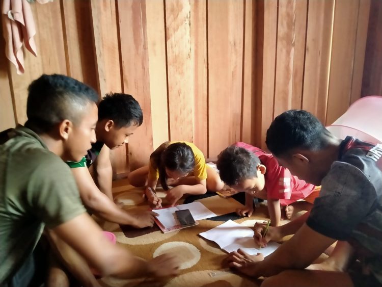 anggota Satgas TMMD ke - 130 Kodim 1016/Plk menyempatkan diri membantu mengajar anak dari keluarga penerima manfaat program tersebut.