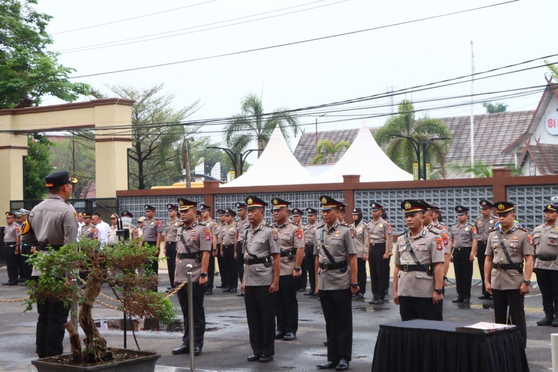 Upacara ini dipimpin langsung oleh Kapolres Kotim AKBP I Kadek Dwi Yoga Sidhimantra W., S.H., S.I.K., M.M. dan dihadiri oleh seluruh Pejabat Utama (PJU), perwira, dan personel Polres Kotim serta Polsek Kota.