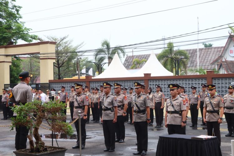 Upacara ini dipimpin langsung oleh Kapolres Kotim AKBP I Kadek Dwi Yoga Sidhimantra W., S.H., S.I.K., M.M. dan dihadiri oleh seluruh Pejabat Utama (PJU), perwira, dan personel Polres Kotim serta Polsek Kota.